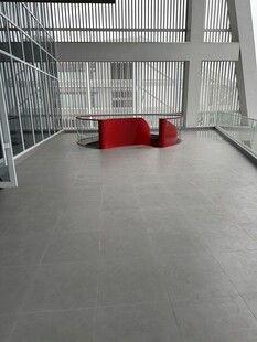 现代工业风室内空旷场地