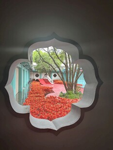 中式窗景下的猫咪休憩图
