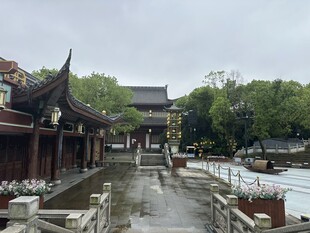 古雅中式建筑雨后景致