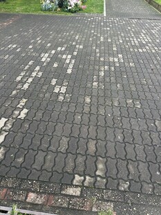 破损的路面砖块
