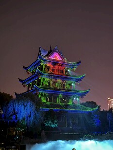 绚丽灯光下的古建筑夜景
