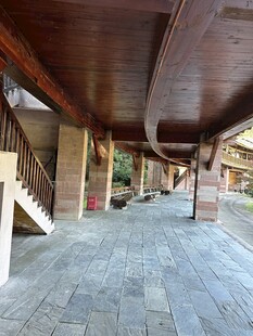 木质长廊的古朴建筑空间