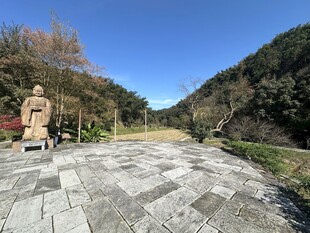 山间石径与古朴雕像