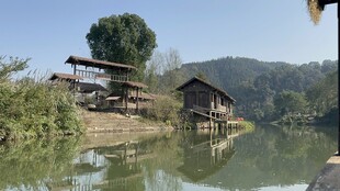 水乡古朴民居映于湖面