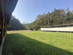 户外开阔草地与建筑景观