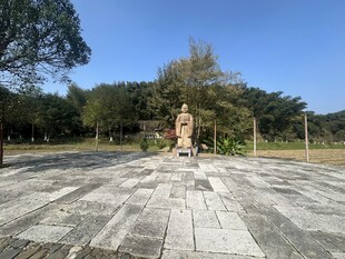 户外开阔地的一尊雕像