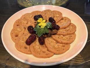 红枣点缀的美味糕点