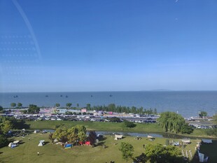 海滨城市远眺美景
