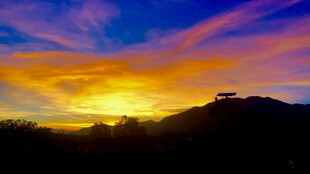 绚丽晚霞中的山峦剪影