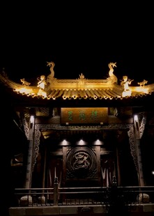 古建屋檐下的璀璨夜景