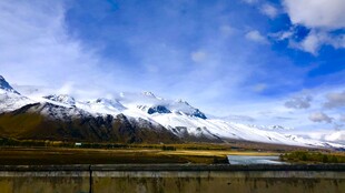 雪山蓝天美景