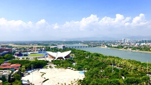 城市河畔风光俯瞰图