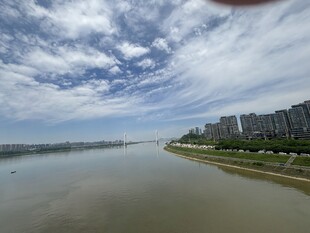 河畔城市风光