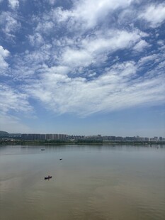 湖畔蓝天美景