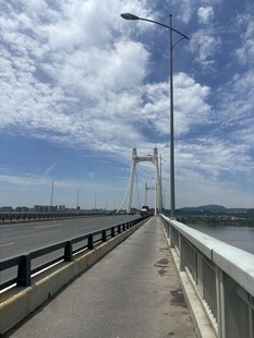 宽阔大桥与蓝天白云美景