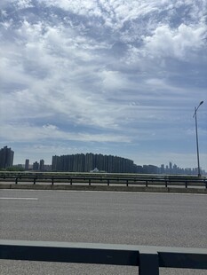 公路边的开阔天空与远景
