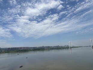 湖畔蓝天美景