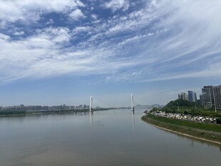 江边城市风光美景
