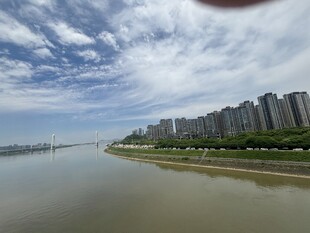 河畔高楼与蓝天白云美景