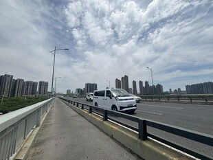 城市公路上行驶的白色车辆