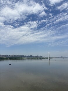 宁静湖面与蓝天白云景致