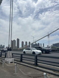 城市桥梁上的车辆与风景
