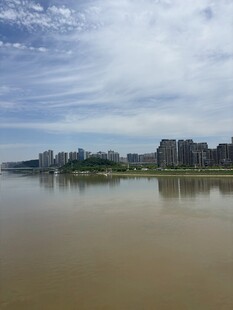 江边城市风景图