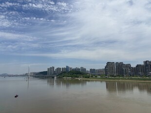 江边城市风光