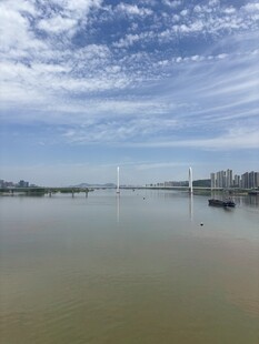 江边开阔水域风景