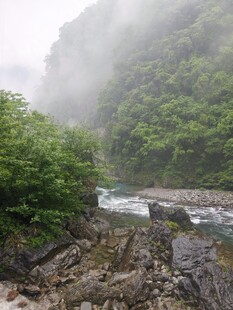 山间雾绕溪流景色
