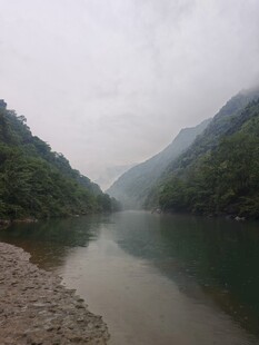 山间静谧河流景色