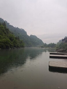山水间宁静的水面平台