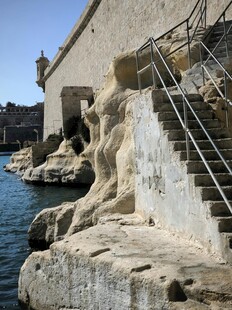 海边石梯旁的雕塑景观