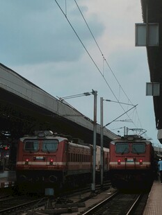火车站台的红色列车