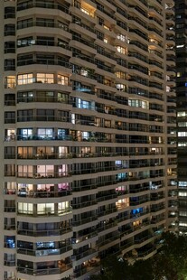 夜幕下灯火璀璨的高层住宅