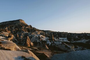 夕阳下的嶙峋山石景观
