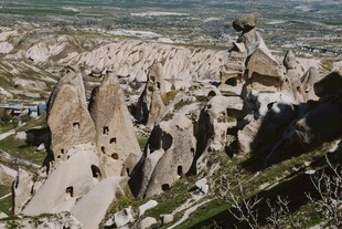 岩石地貌中的探险者