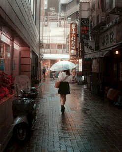 雨中小巷独行的女子