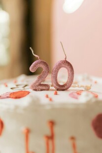 20岁生日蛋糕特写