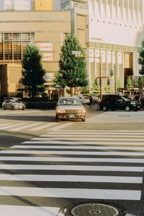 城市街道中的车辆与建筑