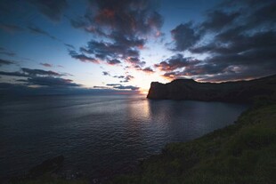 海边日落时分的壮丽景色