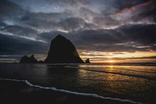 海边日落时的壮丽岩石景观