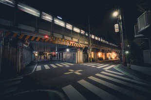 夜晚街头的静谧景象
