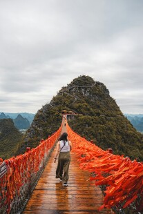漫步山间红绸装点的栈道