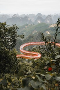 山间蜿蜒的红色观景步道