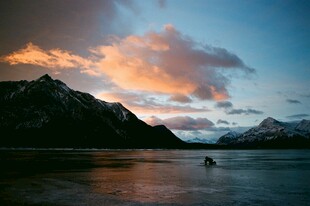 湖畔黄昏美景