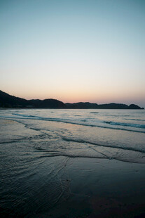 黄昏下的宁静海滩美景