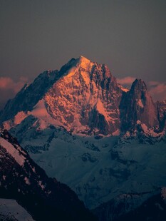夕阳下的壮丽雪山