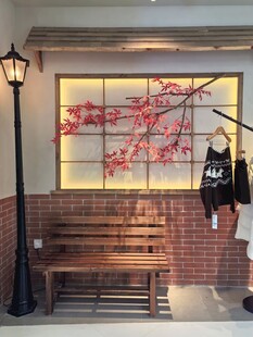 日式风墙面装饰与长椅