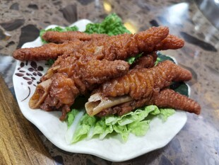 美味虎皮凤爪摆于盘中